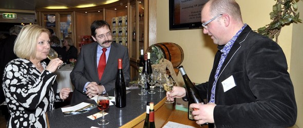 Gouverneur Bovens maakt kennis met regionale wijnen